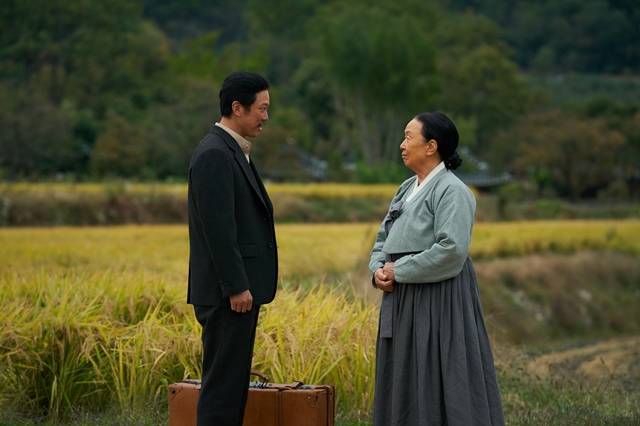 정성화(왼쪽)는 안중근 의사 역을 맡아 깊이 있는 내공으로 묵직한 울림을 전한다. /ECJ ENM 제공