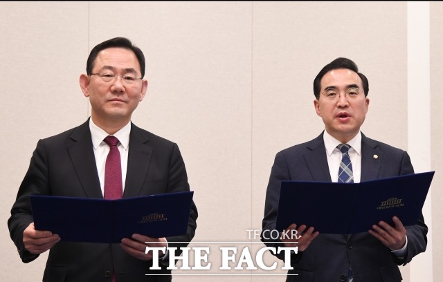 주호영 국민의힘 원내대표와 박홍근 더불어민주당 원내대표가 지난 23일 이태원 참사 국정조사를 실시하기로 합의하고 있는 모습. /이새롬 기자