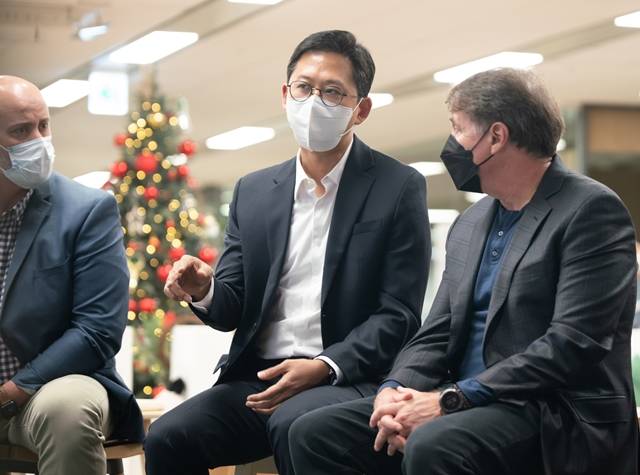 배경훈 LG AI연구원장(가운데)이 연구원에 방문한 폴 헤네시 셔터스톡 CEO(오른쪽)와 대화하고 있다. /LG 제공