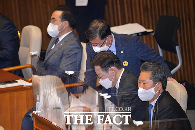 이재명 더불어민주당 대표가 김성환 정책위의장과 서류를 검토하고 있다.