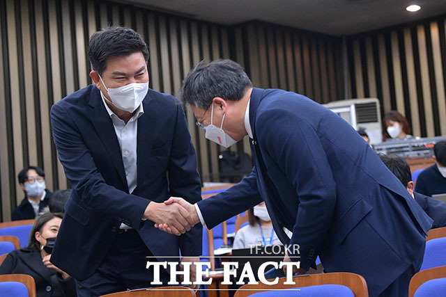 이날 외통위원장에 단독 입후보 한 김태호 의원(왼쪽)이 관계자와 인사하고 있다.