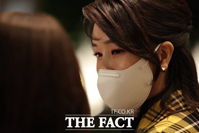 국민대가 김건희 여사의 겸임교수 임용 심사가 부적절했다는 감사 결과에 따른 교육부 조치에 불복해 제기한 행정심판이 각하됐다. 사진은 윤석열 대통령의 부인 김건희 여사./뉴시스