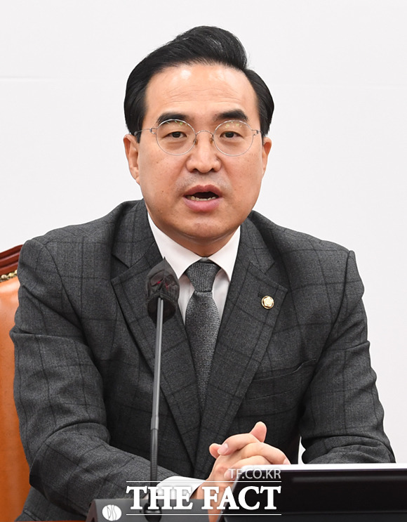 8일 더불어민주당이 국민의힘을 향해 감액된 예산안을 받지 않으면 단독 수정안을 제출하겠다고 경고했다. 박홍근 더불어민주당 원내대표가 6일 오전 서울 여의도 국회에서 열린 원내대책회의에서 모두 발언하고 있다./이새롬 기자