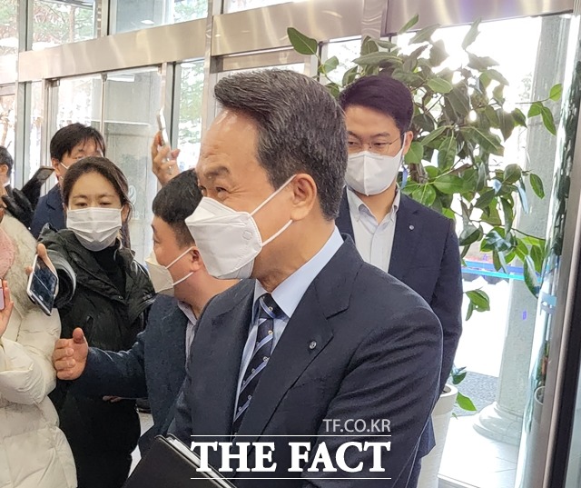 8일 신한금융 회장후보추천위원회는 진옥동 행장을 차기 회장 단독 후보로 추천했다고 밝혔다. /정소양 기자