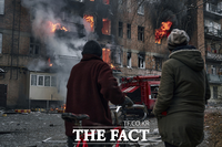  러시아, 동부 도네츠크 공격…포격으로 불타는 아파트 [TF사진관]