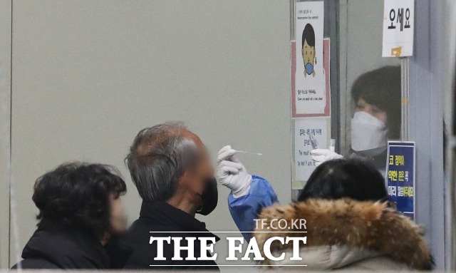 국내 코로나19 신규 확진자가 6만2734명 발생했다. 사진은 서울의 한 선별진료소에서 시민이 검사를 받고 있다./뉴시스