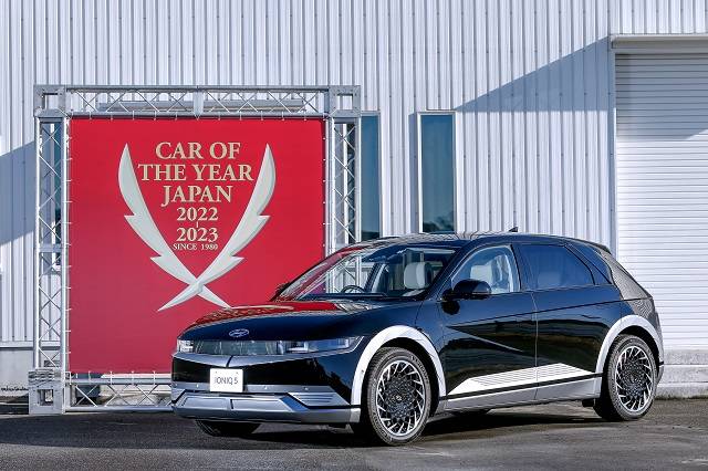 현대차 전용 전기차 아이오닉 5가 일본 올해의 차 위원회 실행위원회가 주최하는 일본 올해의 차 2022-2023에서 한국 자동차 역사상 처음으로 올해의 수입차를 수상했다. /JCOTY 실행위원회 제공
