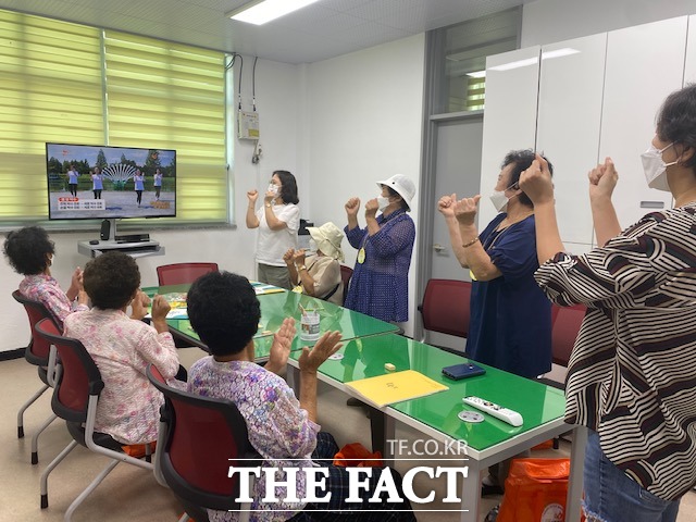 진도군이 치매 예방 프로그램 ‘스마트 뇌총총’이 호평을 받고 있다/진도군 제공