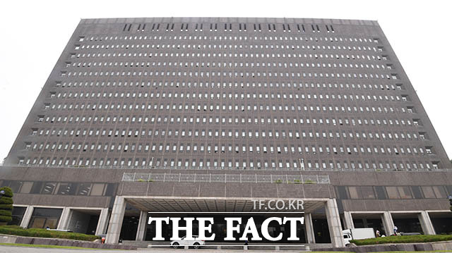 야권 인사들의 CJ계열사 취업 청탁 의혹을 수사하는 검찰이 전 청와대 비서관의 자택 등을 압수수색하고 있다./더팩트 DB