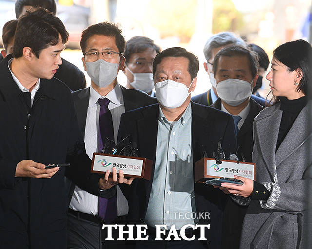 박성준 민주당 대변인은 이날 오후 서면브리핑을 통해 검찰이 정진상(가운데) 정무조정실장에 대해 뇌물수수 및 부패방지법 위반 등의 혐의를 달아 구속기소 했다. 강력 규탄한다. 제1야당 대표를 표적으로 한 카더라 기소라고 주장했다. /이동률 기자