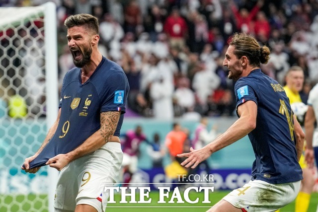 프랑스 공격수 올리비에 지루(왼쪽)가 11일 2022 FIFA 카타르 월드컵 잉글랜드와 8강전에서 후반 33분 2-1로 앞서는 헤더골을 터뜨린 뒤 기뻐하고 있다. /알코르(카타르)=AP.뉴시스