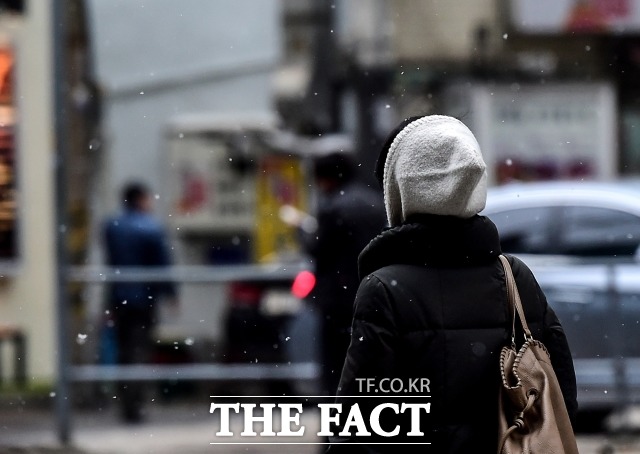 기상청은 월요일인 12일, 전국이 대체로 흐리고, 오후부터 강원 영동을 제외한 중부지방과 전북에 비 또는 눈이 오겠다고 예보했다. 이날 아침 최저기온은 -7∼6도, 낮 최고기온은 3∼14도로 예상됐다. /더팩트 DB