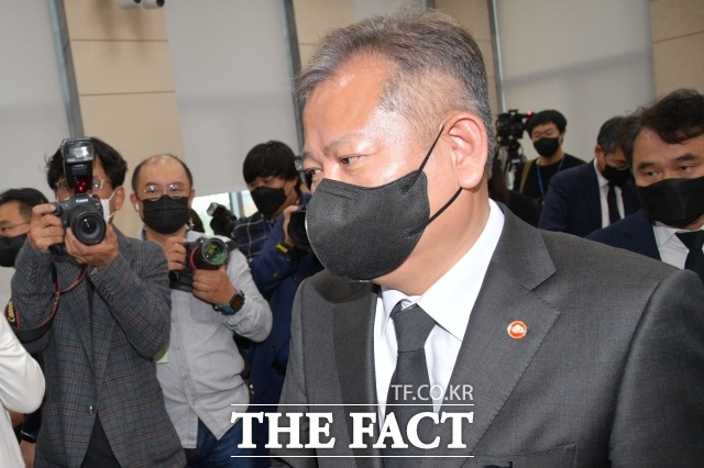 더불어민주당 등 야당이 추진한 이상민 행정안전부 장관 해임건의안이 11일 국회 본회의를 통과했다. 재석 의원 183명 중 찬성 182명, 무효 1명으로 이 장관 해임 건의안을 의결했다. /남윤호 기자