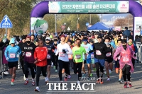  '힘찬 출발' 추위 뚫고 달리는 참가자들 [포토]