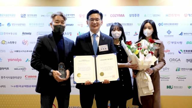 지난 9일 서울 잠실 롯데호텔에서 열린 2022년 하반기 소비자중심경영(CCM) 인증 수여식에서 박병률 진에어 대표(왼쪽 두 번째)가 기념촬영을 하고 있다. /진에어 제공