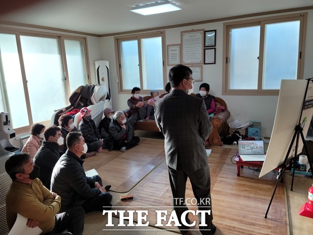 고창군이 지난 5일 내년도 지적재조사사업 예정지구 주민들을 대상으로 주민설명회를 개최하고 있다. /고창군 제공