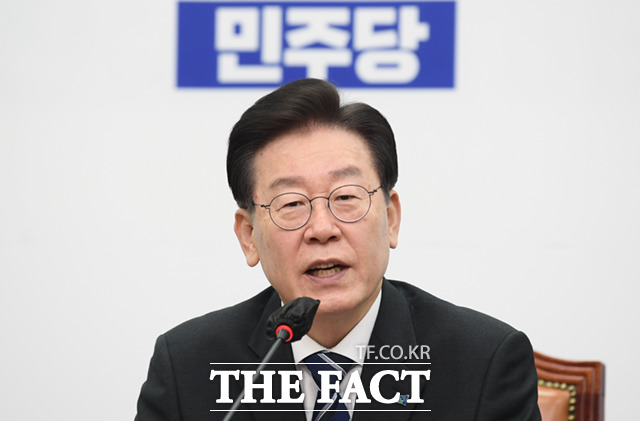 이재명 더불어민주당 대표가 12일 오전 서울 여의도 국회에서 열린 최고위원회에 참석해 모두 발언하고 있다.
