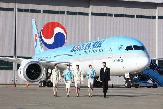 대한항공이 공정거래위원회가 주관하고 한국소비자원이 평가하는 소비자중심경영(CCM) 인증기업에 2회 연속으로 선정됐다. 사진은 새로 도입하는 B787-9 항공기와 승무원들의 모습. /대한항공 제공