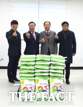 이병철 대전시의회 산업건설위원장(왼쪽에서 두번째)과 도시공사 관계자들이 쌀을 전달하고 기념사진을 찍고 있다. / 대전도시공사 제공
