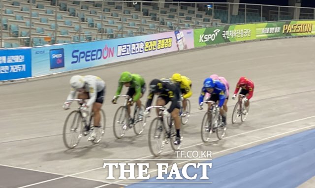 제27기 경륜선수후보생들이 광명스피돔에서 적응훈련을 진행하고 있다./경주사업총괄본부 제공