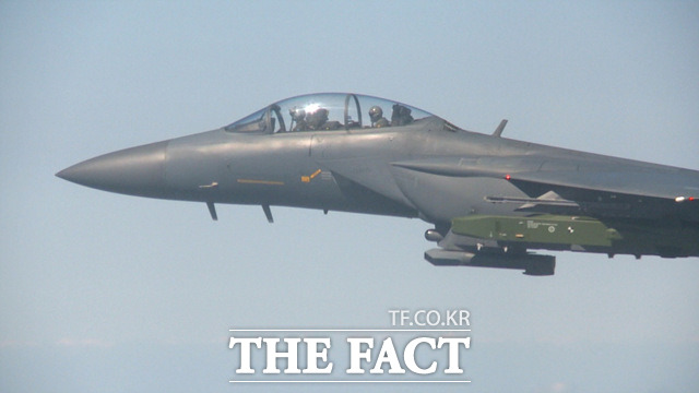 한국공군의 주력전투기 F-15K가 KEPD 350 타우러스 장거리 공대지 순항 미사일이 탑재하고 비행하고 있다./더팩트DB