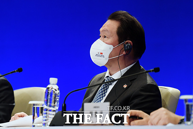 화상 연결을 통해 회담에 참석한 중국 측 인사를 바라보는 최태원 회장.