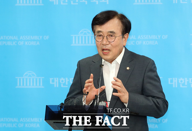 서병수 국민의힘 전국위원회 의장이 31일 오후 국회 소통관에서 전국위원회 의장직 사퇴를 밝히는 기자회견을 하고 있다. /국회=이새롬 기자