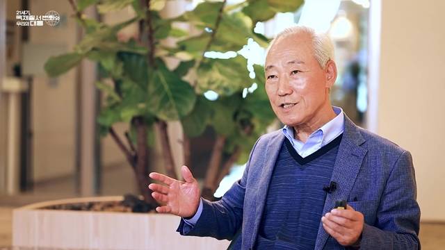 김종훈 SK이노베이션 이사회 의장이 SK그룹 온라인 학습 시스템 써니(mySUNI)를 통해 국제질서 변화와 우리의 대응을 주제로 강연하고 있다. /SK이노베이션 제공