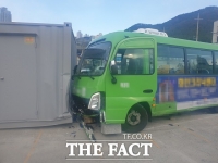  부산서 미끄러져 내려온 마을버스에 치인 50대 여성 숨져