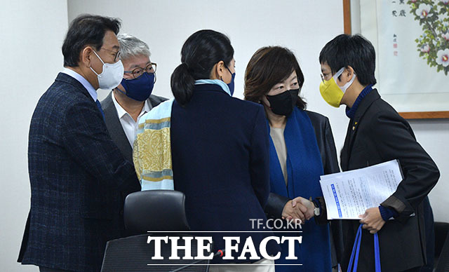 인사하는 장혜영 정의당 의원(오른쪽)과 민주당 의원들.