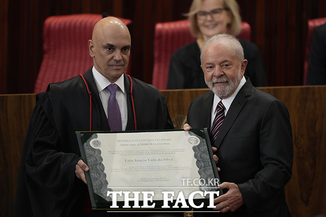 루이스 이나시우 룰라 다시우바 브라질 대통령 당선인(오른쪽)이 12일(현지시간) 브라질리아 최고선거법원에서 열린 당선증 수여식에서 당선증을 받고 있다. /브라질리아=AP.뉴시스