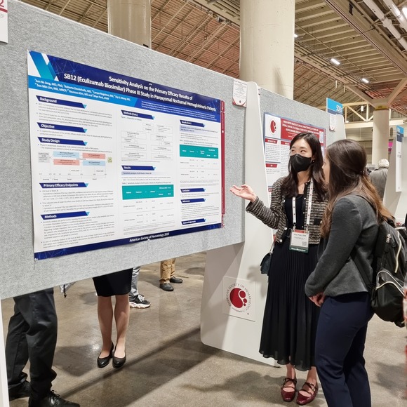 삼성바이오에피스 직원이 미국 혈액학회(ASH) 연례미팅에서 임상 분석 결과를 소개하고 있다. /삼성바이오에피스 제공