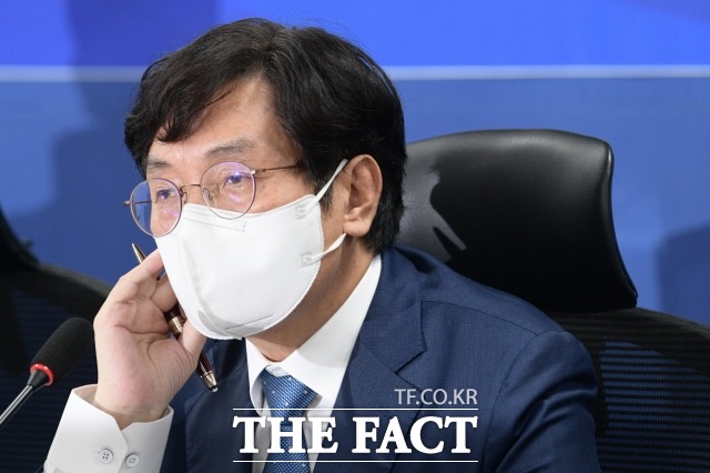 노영민 전 대통령 비서실장이 지난 10월 27일 서울 여의도 국회 의원회관에서 열린 서해 공무원 피격 사건 및 흉악범죄자 추방 사건 기자회견에서 취재진의 질문을 듣고 있다. /남윤호 기자