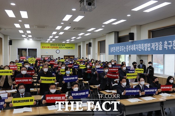 충북 옥천군과 영동군, 보은군이 13일 중부내륙연계발전지역 지원 특별법 제정을 위해 합심했다. /옥천군 제공.