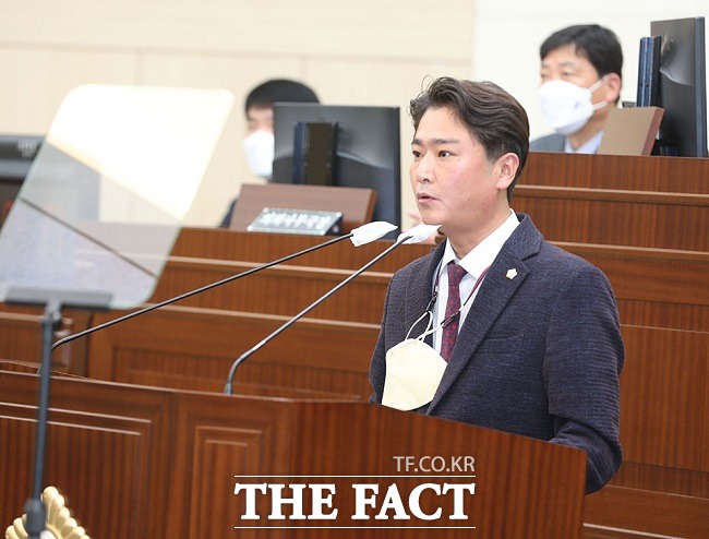 김창현 안동시의원이 안동시 농축산물 가격안정기금 설치 및 운영에 관한 조례안을 대표발의하고 있다/안동시의회 제공