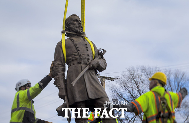 12일(현지시간) 미국 버지니아주 리치먼드에 있는 미국 남북전쟁 당시 남군 장군 앰브로스 파월 힐 장군의 동상이 철거되고 있다. /리치먼드=AP.뉴시스