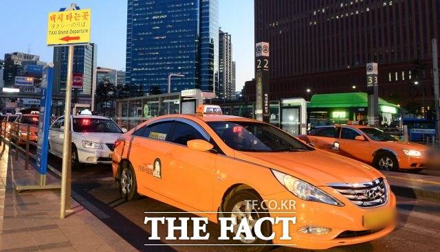 서울에서 할증요금 인상 이후 심야시간대 택시 운행대수가 한때 코로나19 이전 수준으로 늘어난 것으로 나타났다. /이새롬 기자