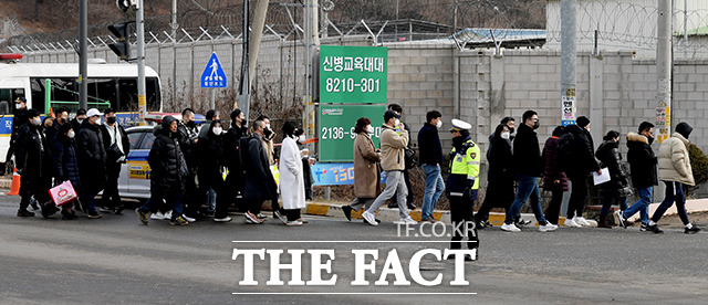 13일 오후 경기도 연천군에 있는 5사단 신병교육대 앞에서 입대자들과 가족들이 훈련소 안으로 들어가고 있다. /연천=이선화 기자