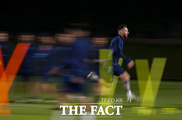 아르헨티나의 리오넬 메시가 12일(현지시간) 카타르 도하에서 아르헨티나와 크로아티아의 준결승 축구 경기를 앞두고 훈련을 풀고 있다. /도하=AP.뉴시스