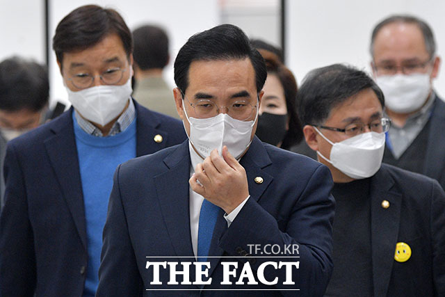 박홍근 더불어민주당 원내대표(가운데)가 14일 오전 서울 여의도 국회에서 예산안과 관련한 기자회견에 나서고 있다. /남윤호 기자