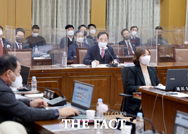 14일 대전시의회 산업건설위원회 회의실에서 열린 인사청문간담회에서 정국영 대전도시공사 사장 임용후보자가 의원들의 질의를 메모하고 있다. / 대전시의회 제공