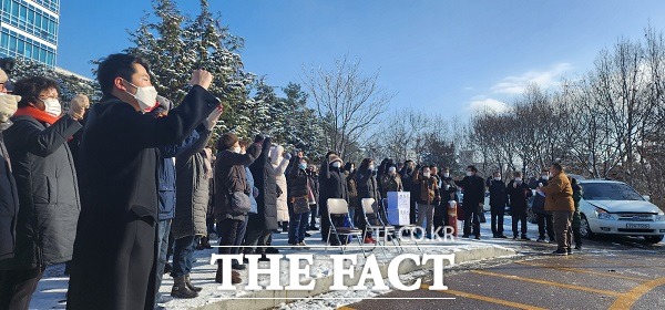 오창소각장반대대책위원회는 14일 오전 청주지방법원 정문 앞에서 집회를 열었다. /청주=이주현 기자