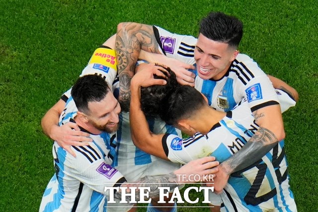 메시(맨 왼쪽)는 원맨쇼로 아르헨티나 선수단을 하나로 묶었다. 아르헨티나가 이날 크로아티아와 4강전에서 넣은 세 골 중 두 골이 메시 발끝에서 나왔다. /루사일(카타르)=AP.뉴시스