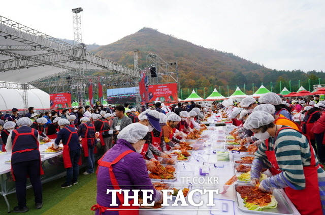 세계인과 함께하는 515 김치비빔 장면/해남군 제공