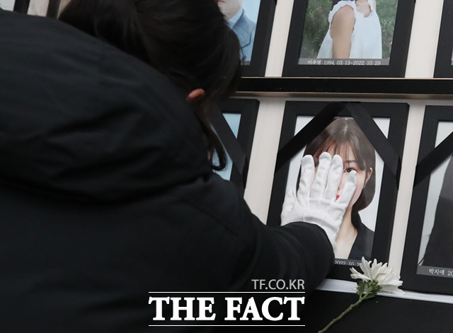 시민분향소가 14일 오후 서울 이태원 광장에 마련된 가운데 한 유가족이 고인의 영정을 어루만지고 있다./이새롬 기자