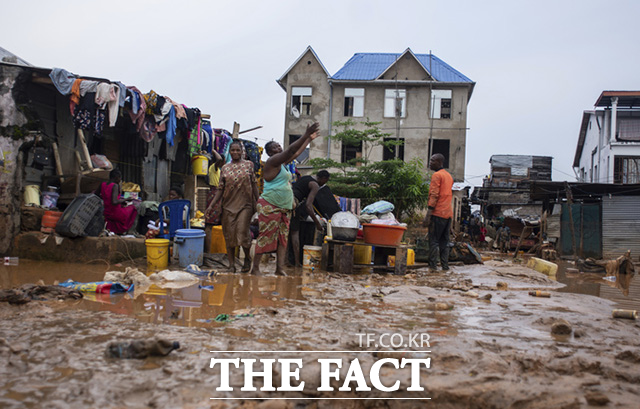 13일(현지시간) 아프리카 콩고민주공화국(민주콩고) 킨샤사 일대를 휩쓴 폭우가 지나간 후 주민들이 잔해를 치우고 있다. /킨샤사=AP.뉴시스