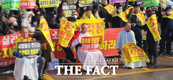 대책위 관계자들이 오창 후기리 폐기물 소각장 건립에 반대하는 삭발 퍼포먼스를 하고 있다. /청주=이주현 기자