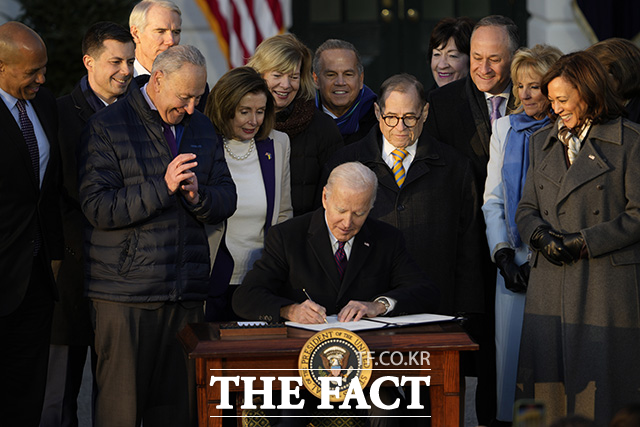 조 바이든 미국 대통령(가운데)이 13일(현지시간) 백악관 사우스 론에서 동성 결혼 존중 법안에 서명하고 있다. /워싱턴=AP.뉴시스