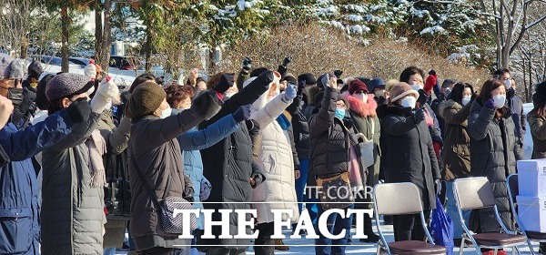 오창소각장반대대책위원회는 14일 오전 청주지방법원 정문 앞에서 집회를 열었다. /청주=이주현 기자