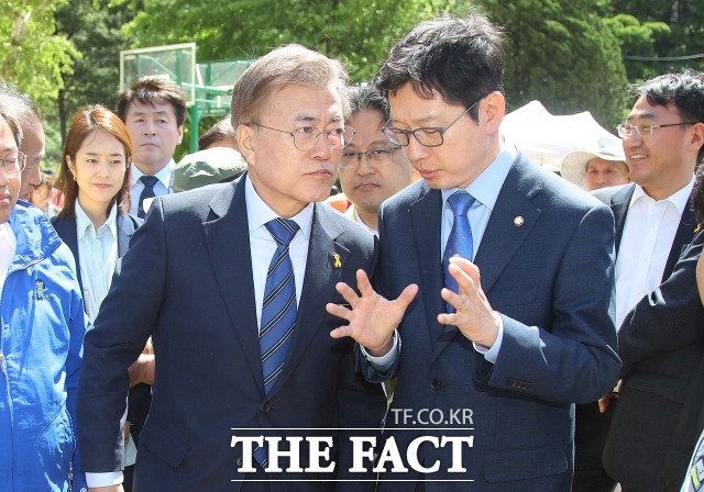 김 전 지사는 문심과 명심을 아우를 수 있는 통합의 아이콘으로 꼽힌다. 사진은 2019년 당시 문 전 대통령과 김 전 지사의 모습. /더팩트 DB